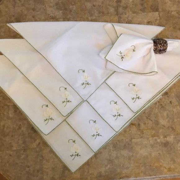 Vintage NWOT EMBROIDERED NAPKINS - Picture 1 of 3